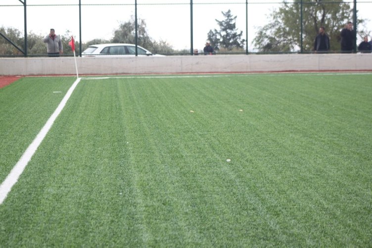 Böyle taraftar olmaz olsun! Taşlı saldırılarla sahada terör estirdiler!