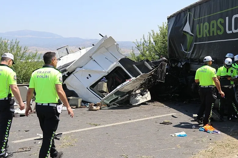 denizlide-feci-kaza-karsi-seride-gecen-tir-bir-baska-tirla-kafa-kafaya-carpisti-1783595443321.jpeg