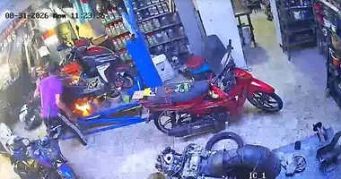 Alev alev yanan motosikleti böyle söndürdü!