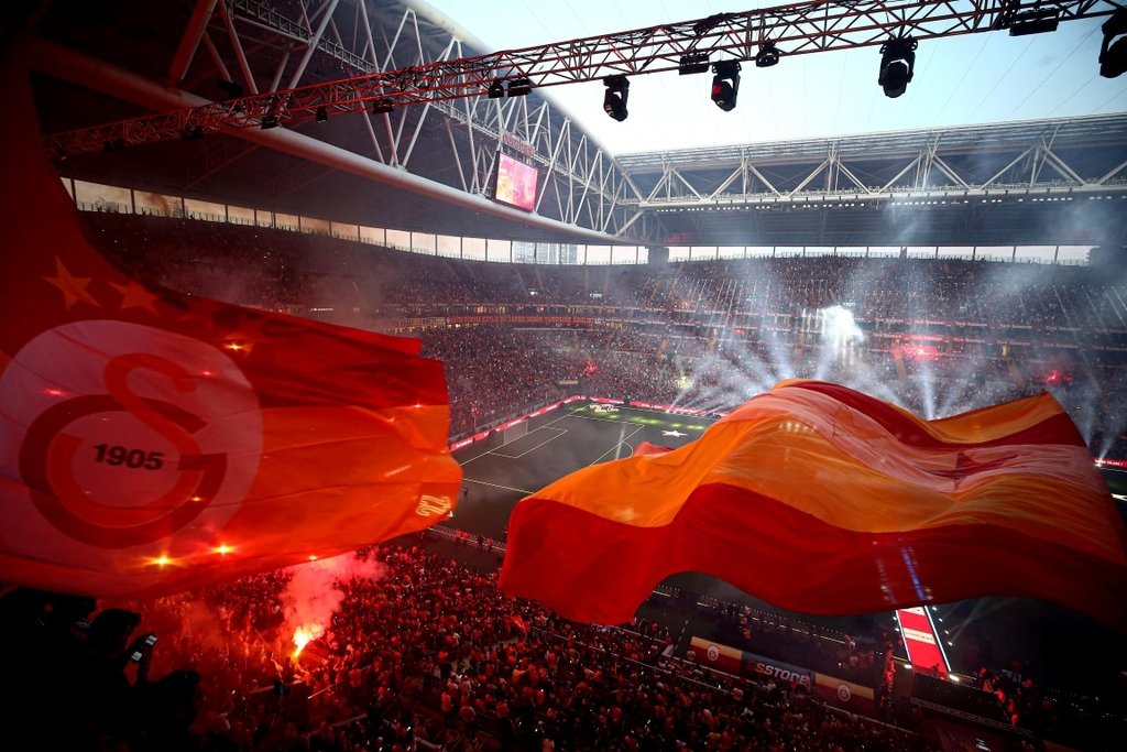 Galatasaray 22. şampiyonluk kupasını kaldırdı