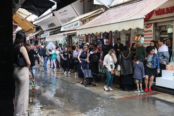 İzmir’de sağanak yağış etkili oldu! Araçlar sular içinde kaldı