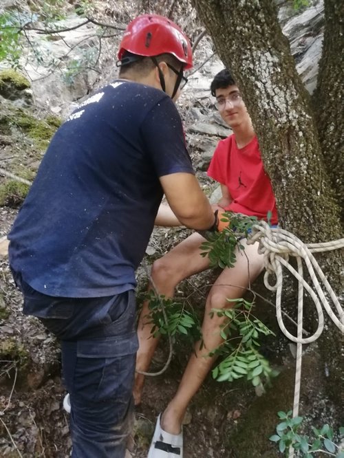 Manisa’da mucize kurtuluş! Metrelerce yüksekten düşen genç bu sayede hayatta kaldı