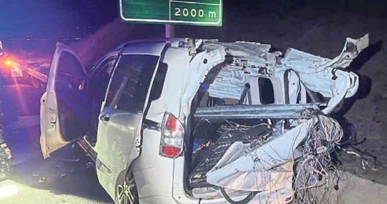 Ticari araç bariyere ok gibi saplandı