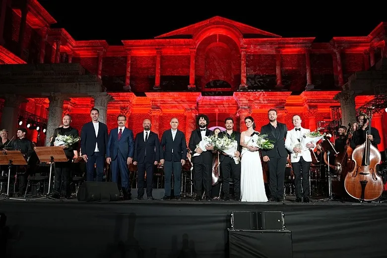 2-bin-700-yillik-tarihte-buyuleyici-gece-sardes-antik-kentinde-carmina-burana-ayakta-alkislandi-1783202387051.jpeg