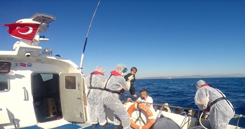 İzmir’de Türk kara sularına itilen 66 sığınmacı kurtarıldı