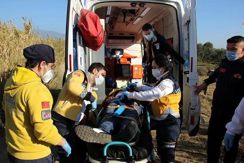 Tarlada çalışan çiftçi, Mergen çayına uçan sürücünün hayatını kurtardı