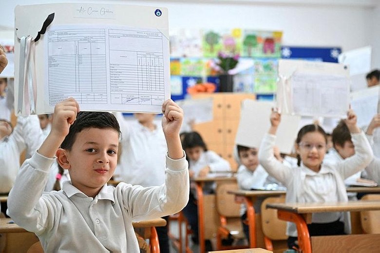 İzmir’de miniklerin karne heyecanı! Yarıyıl tatili başladı