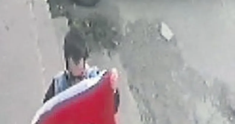 İzmirli gencin bayrak duyarlılığı takdir kazandı