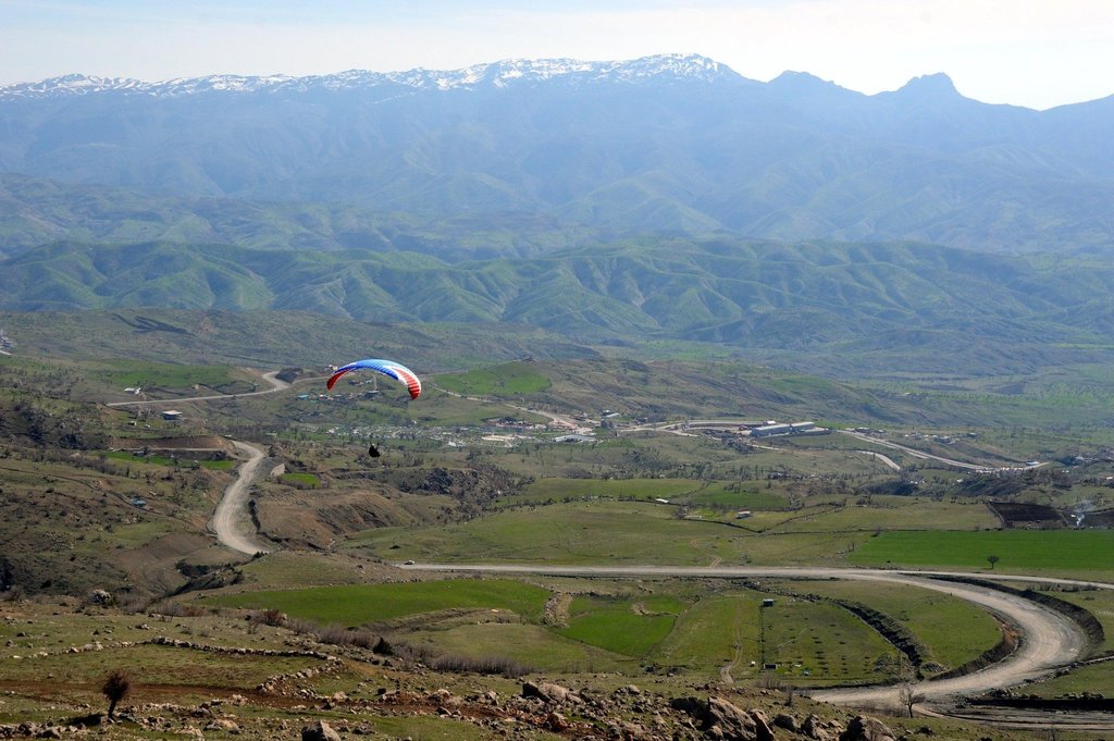 PKK’dan temizlenen Namaz Dağı’nda gençler paraşüt keyfi yapıyor