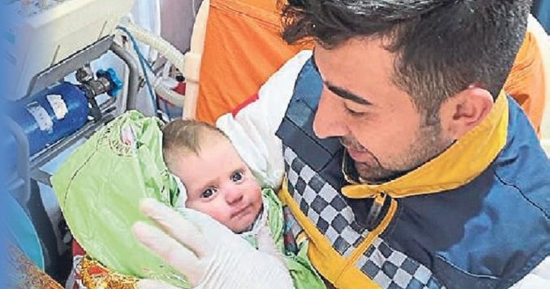 Enkazdan parmağımı emerek çıktı