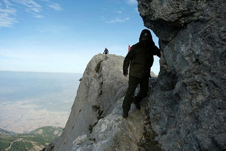 1517 metre rakımlı Spil Dağı zirvesinde kutsal görev! Bunun için gönüllü oluyorlar