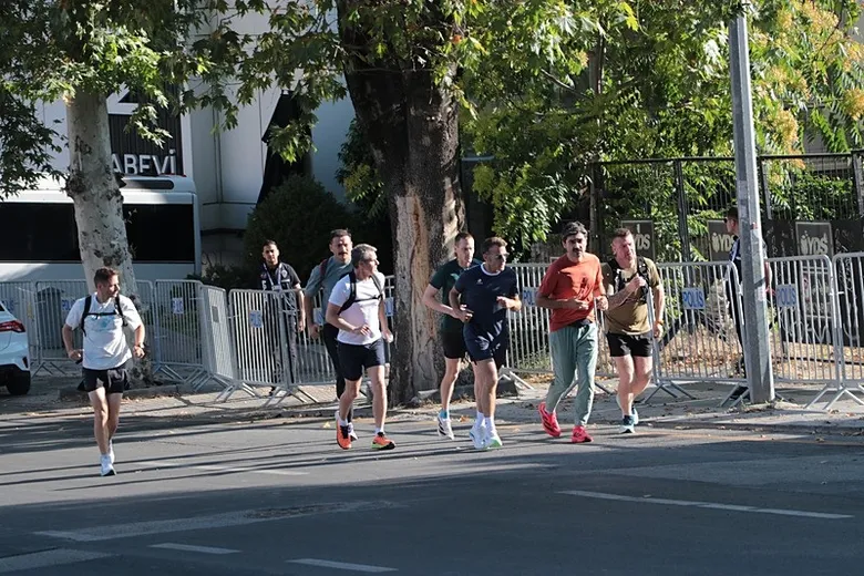 fransa-cumhurbaskani-macron-segmenler-parkinda-kostu-1783492471878.jpeg