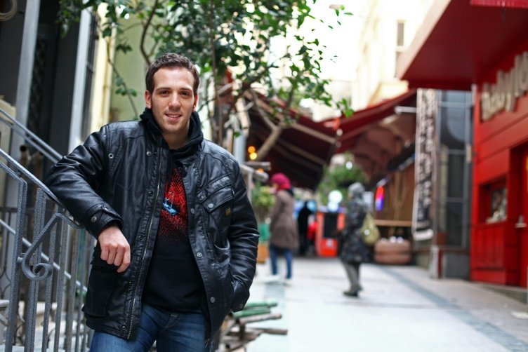 Emre Yetim’e kız arkadaşından ’çekirdek ’dayağı!