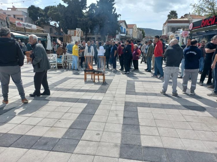 İzmir Foça’da belediye başkanını protesto eden esnaf, masa ve sandalye yaktı