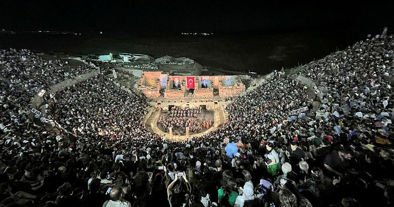 Laodikya’da büyüleyen gece! Cumhurbaşkanlığı Senfoni Orkestrası 2 bin 200 yıllık antik tiyatroda konser verdi
