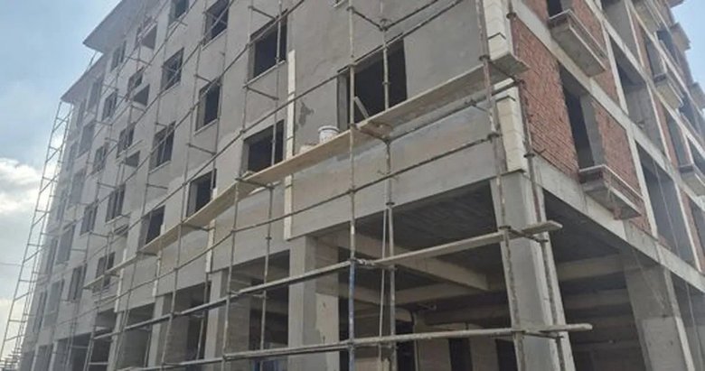 İnşaattan düşen kuzenlerden 1’i hayatını kaybetti