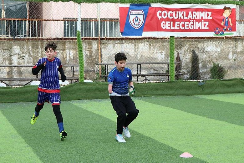 Engeline aldırmadan kaleciliği seçti! Muslera hayranı minik kaleci
