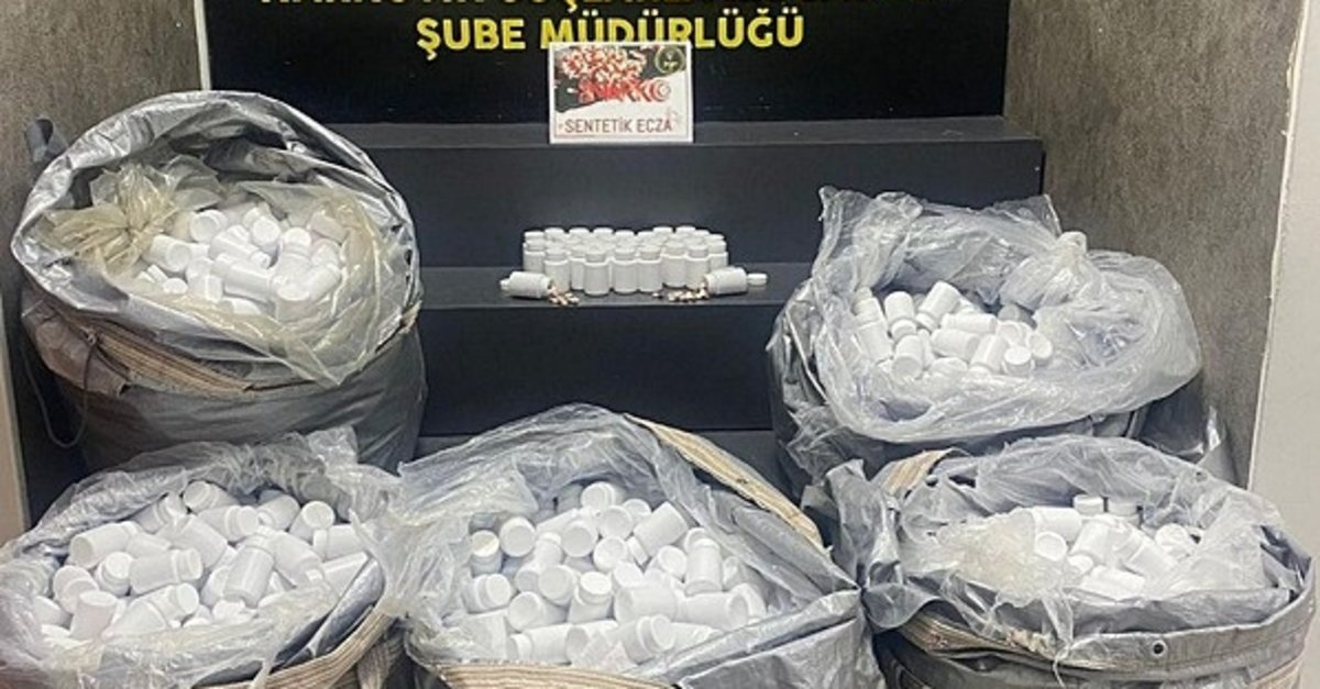 İzmir'de durdurulan araçtan zehir çıktı: 156 bin uyuşturucu hap ele geçirildi