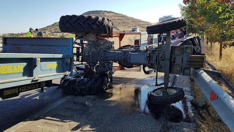 Otomobil traktöre çarpıp yan döndü: 1 ölü, 1 yaralı