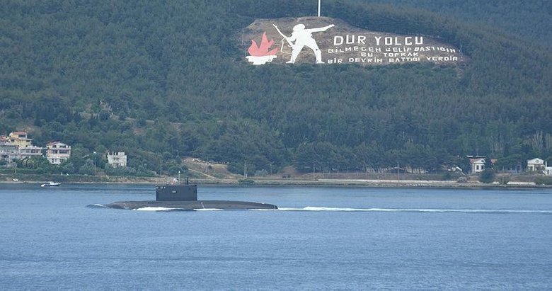Rus savaş gemisi ve denizaltısı Çanakkale Boğazı’ndan böyle geçti
