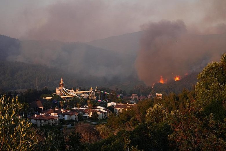 Çeşme ve Selçuk’ta da yangın! Kuşadası’na da sıçradı