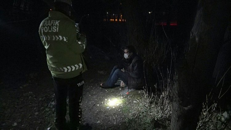 Yük treninin çarptığı yaralı genç, elindeki poşeti bırakmadı