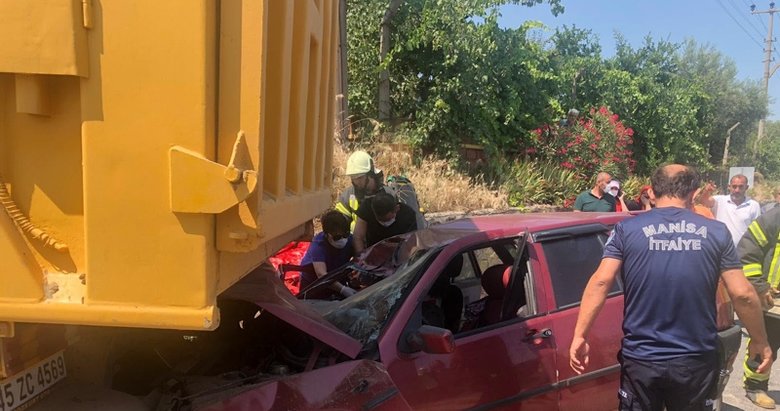 Manisa’da korkunç kaza! Otomobil kamyona arkadan çarptı