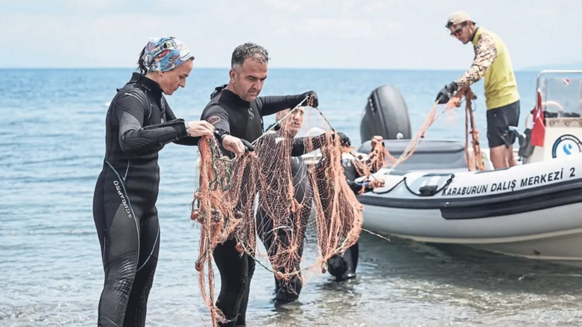 İzmir'de Hayalet Ağlar Deniz Ekosistemine Zarar Vermeye Devam Ediyor