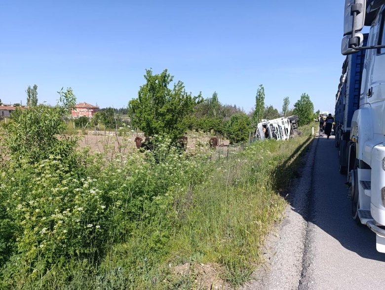 Angus yüklü TIR devrildi, 1 kişi yaralandı