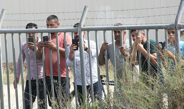 Ceset başında çay keyfi