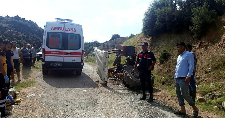 Manisa’da 14 yaşındaki sürücünün kullandığı traktör devrildi
