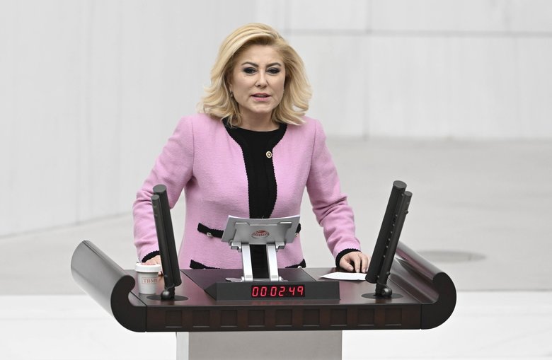 ak-partili-sebnem-bursali-aksoydan-izmirdeki-yeni-su-tarifesine-sert-tepki-bu-bir-indirim-degil-acikca-bindiri-1779313980619.jpeg