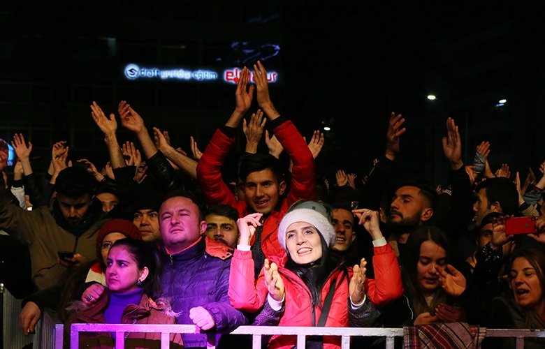 İzmirliler yeni yıla Cumhuriyet Meydanı’ndaki kutlamalarla girdi