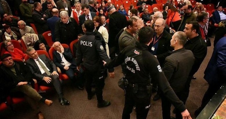 CHP Mersin İl Kongresinde gerginlik! Çevik kuvvet araya girdi