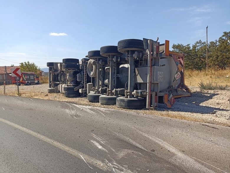 Balıkesir’de TIR kazası: Kimyasal madde sızıntısına karşı tedbir alındı