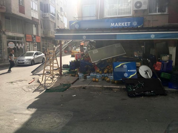 İzmir Konak’ta otomobil manav tezgahına daldı, faciadan dönüldü