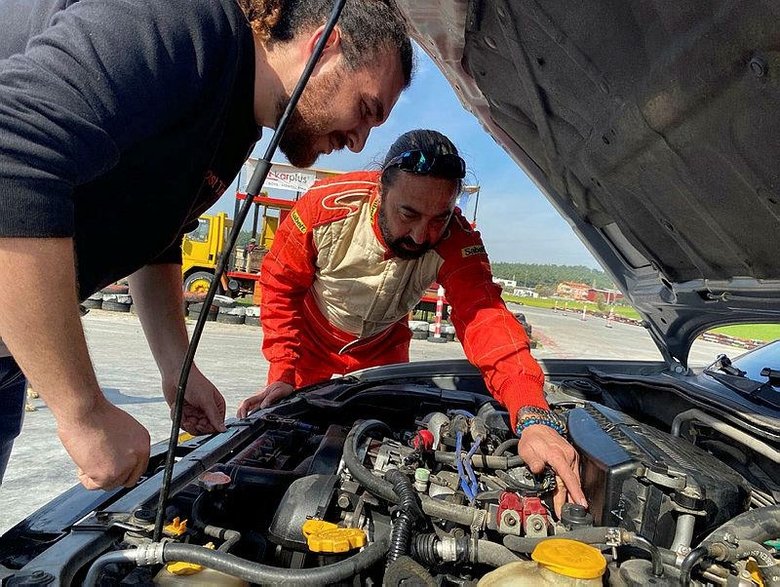 Kanseri yarış tutkusuyla yendi, hayali olan yarış pistini kurdu