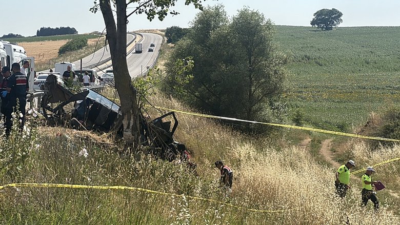 Edirne’de ağaca çarpan otomobildeki 5 kişi öldü