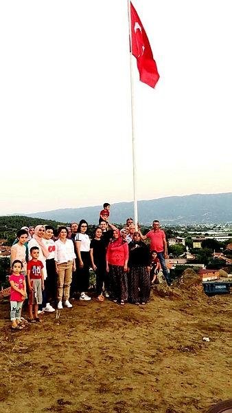Manisa’da alkışlık hareket! İmece usulü ile mahalleye dev Türk bayrağı diktiler