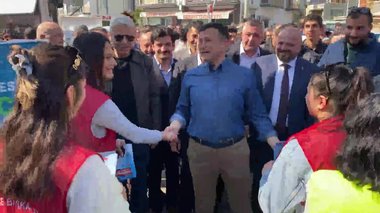 Cumhur İttifakı İzmir adayı Hamza Dağ ile CHP’li gençler arasında gülümseten diyalog