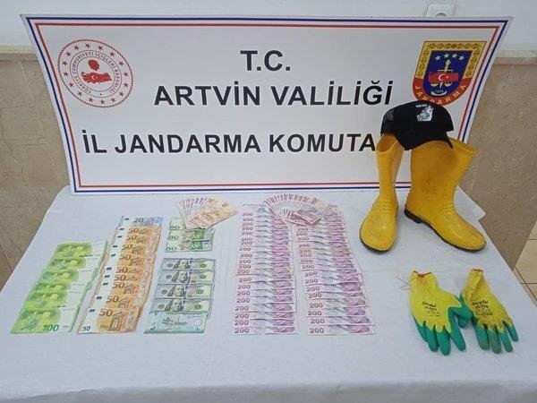 İzmir’de cinayet şüphelisi, Artvin sınır kapısından kaçmaya çalışırken yakalandı