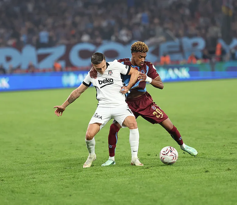trabzonda-firtina-koptu-besiktasi-deviren-trabzonspor-zirve-yuruyusunu-surdurdu-1792436738352.png