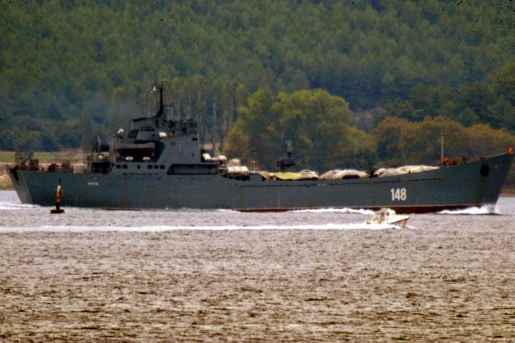 Dikkat çeken detay! Rus savaş gemisi Çanakkale’den geçerken...