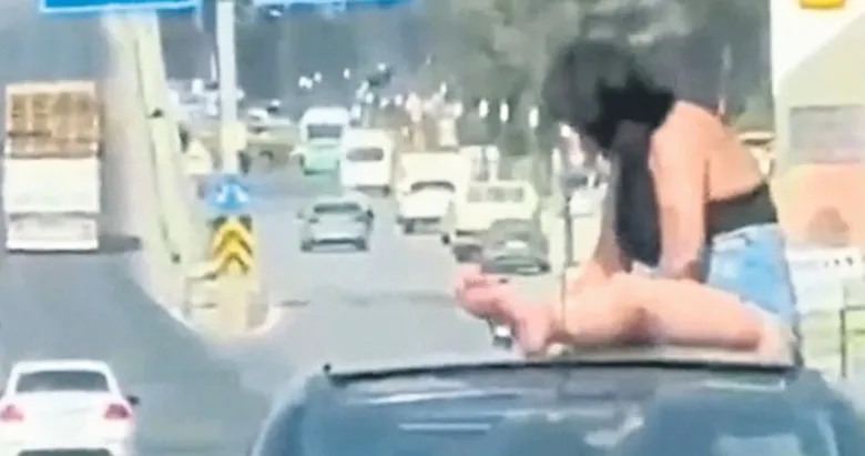 Seyir halindeki arabanın üstüne çıkan kadına gözaltı