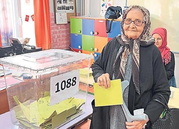 Sandık başından renkli ve ilginç seçim manzaraları