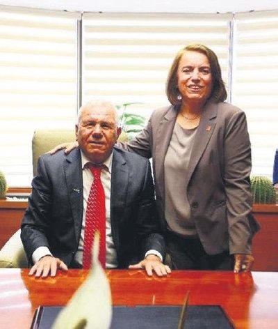 CHP’li Kemalpaşa Belediye Başkanı lüks havuzlu villayı tavuk kümesi gösterdi