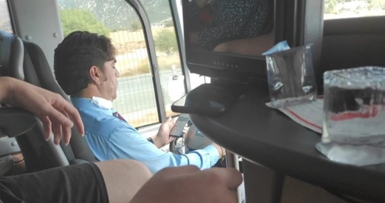 Yolcu otobüsü şoförü, seyir halindeyken cep telefonuyla oynayıp, çekirdek çitledi
