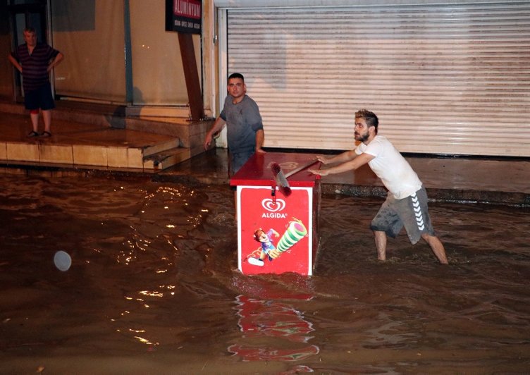 İzmir’de sağanak yağış hayatı olumsuz etkiledi!