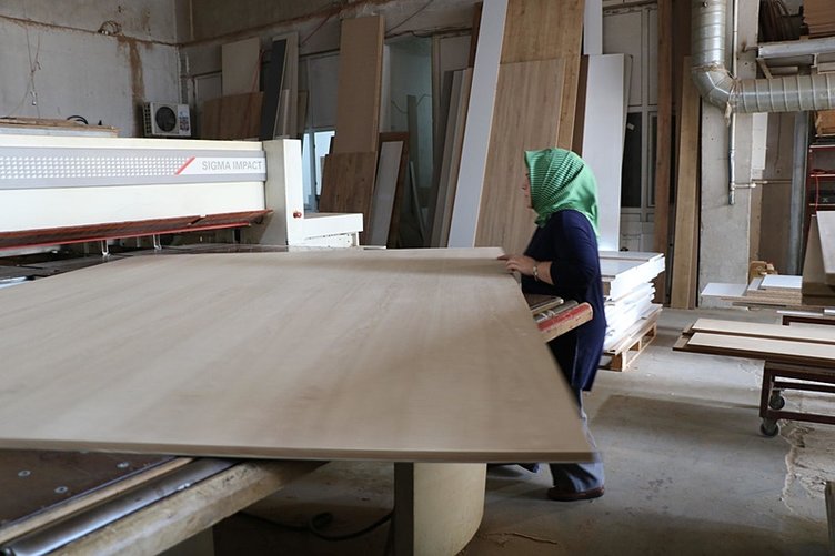 Muhasebeci olarak başladı marangoz ustası oldu: Sanayide çalışan tek kadın