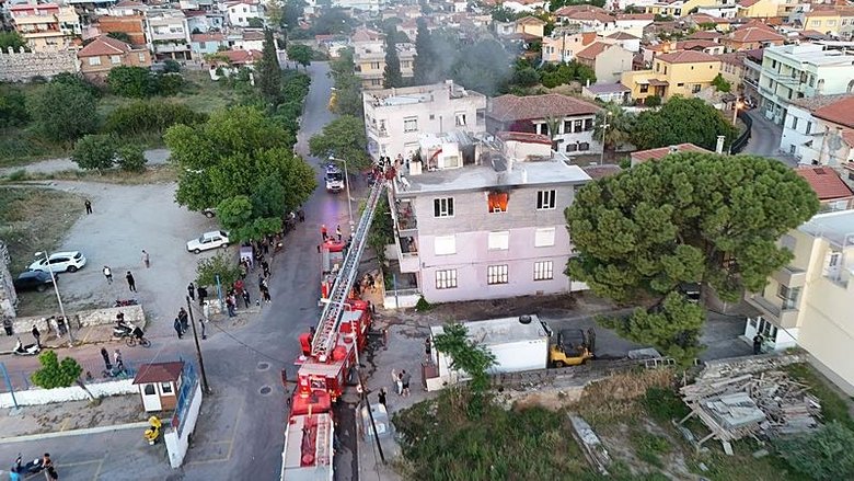 Çatıya kaçarak ölümden kurtuldular